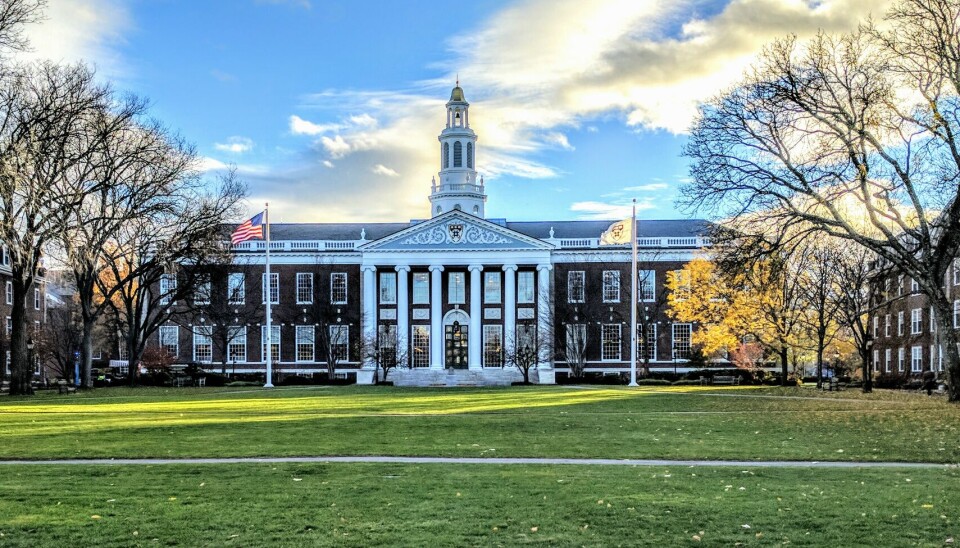 Hovedstad i delstaten Massachusetts er Boston, her representert ved ikoniske Massachusetts Baker Library/Bloomberg Center ved Harvard Business School.