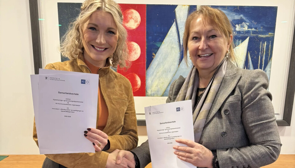 Digitaliserings- og forvaltningsminister Karianne Tung (t.v.) sammen med KS-leder Gunn Marit Helgesen og avtalen de to har signert.