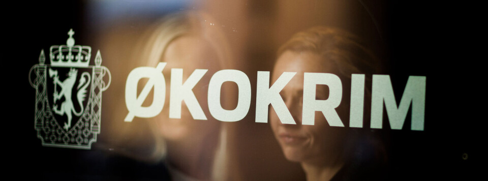 Logo fra fasaden på Økokrims kontorer.