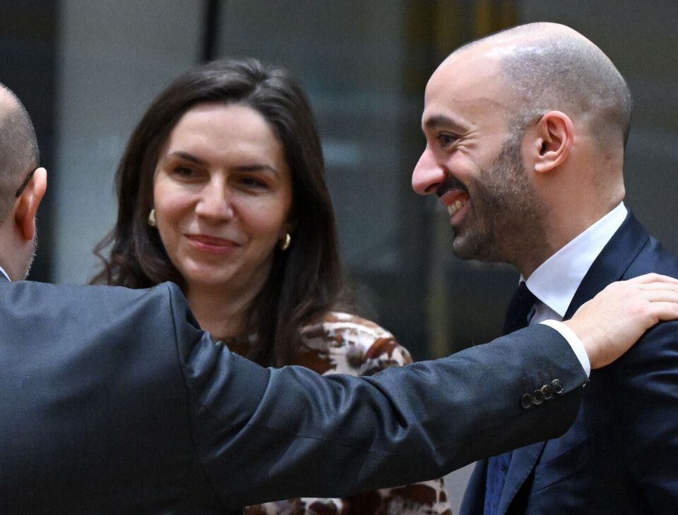 Frankrikes europaminister Benjamin Haddad (her til høyre for Romanias utenriksminister Clara Staicu) mener at CSRD og CSDDD bør utsettes på ubestemt tid.