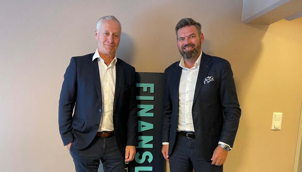 At vi har et ryddig lovverk her, gjør at vi har høy grad av tillit i samfunnet. Folk er vant til å handle på kreditt, og det hadde ikke vært like trygt eller enkelt om man ikke kunne stole på at gjelden ble fulgt opp på en profesjonell måte, sier Rolf Eek-Johansen (t.v.). Her sammen med konkurrent Steinar Nielsen i Intrum. Rolf Eek-Johansen (t.v.) og Steinar Nielsen i Finanslunsj