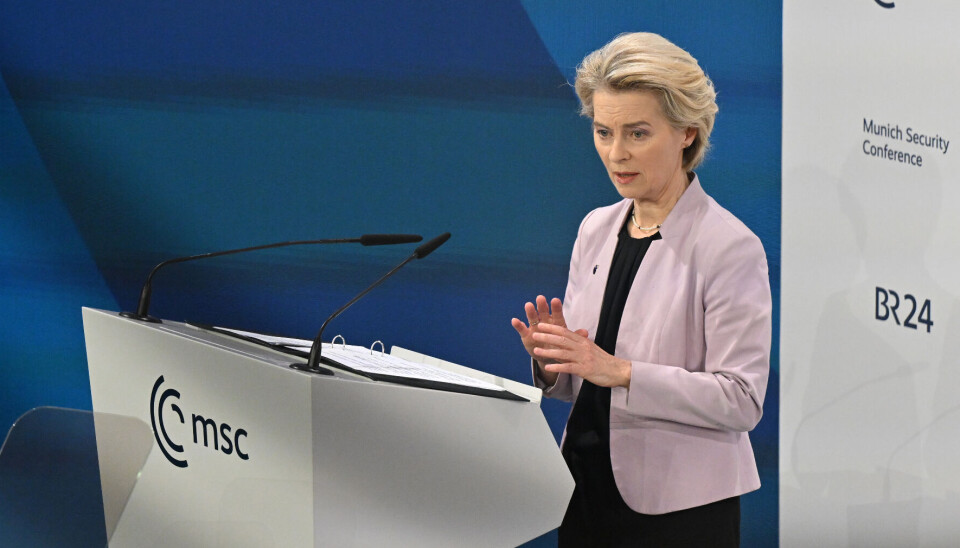 Ursula Von der Leyen, her fotografert på scenen under sikkerhetskonferansen i München nylig, møter kritikk både for EUs strenge bærekraftsregler og for forsøkene på å myke dem opp.