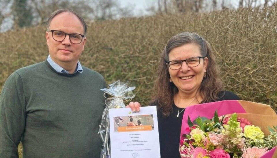 Peter Skjerning leder Cereda, den danske organisasjonen for regnskapsførere. Her overrekker han diplom til Ritva Gregersen, Danmarks første sertifiserte regnskapsfører. Håpet er at mange skal følge i hennes fotspor, og 52 er faktisk allerede på vei.
