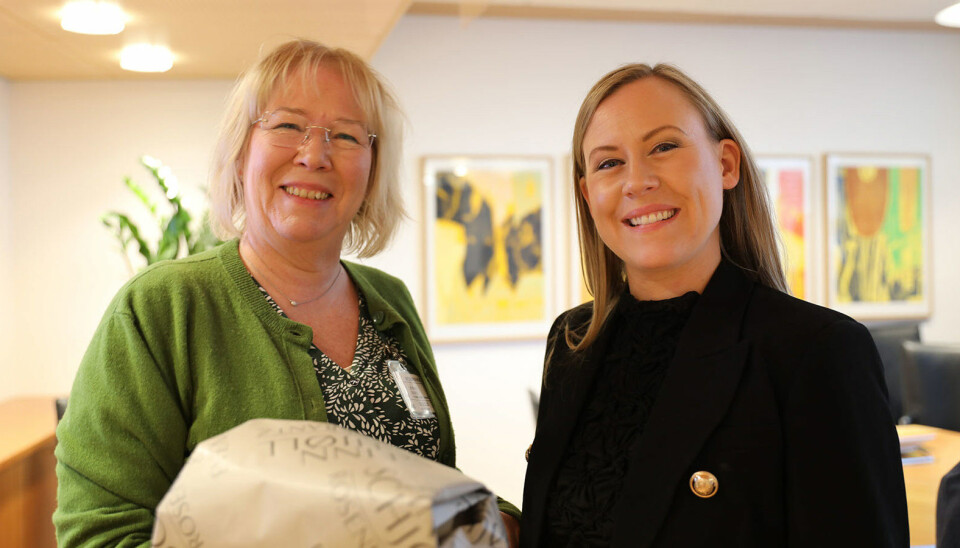 Barne- og familieminister Lene Vågslid (t.h.) gratulerer Bente Øverli som ny direktør i Forbrukertilsynet.