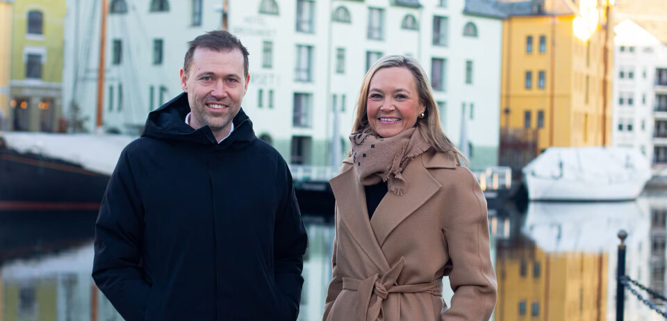 Jan-Tore Holen (avtroppende CEO) og Torill Standal Eliassen (ny CEO) i Conta AS.