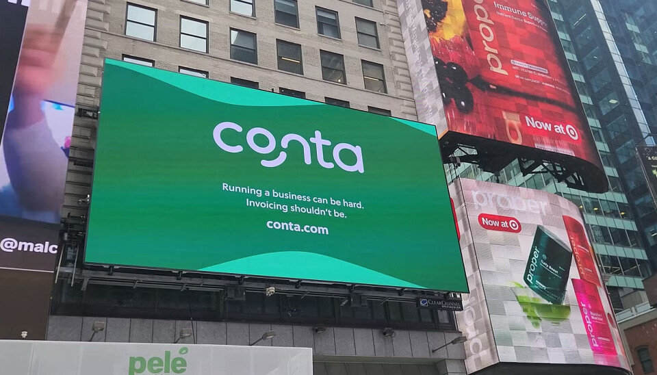 Conta inntar USA – med reklameskilt på Times Square.