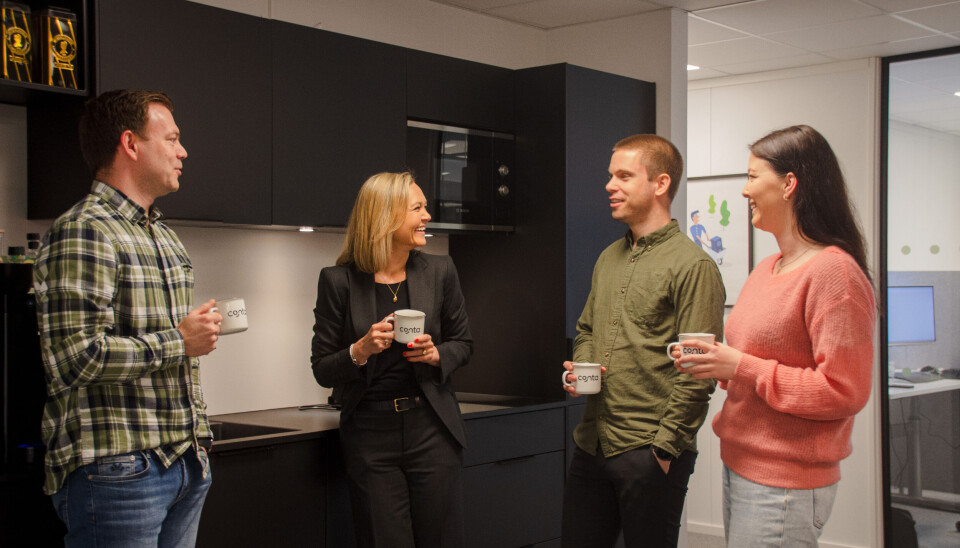 Contas hovedkontor ligger i Ålesund, men teamet i Conta er godt i gang med å ta verden og fikk nylig inn Torill Standal Eliassen (nr. 2 fra venstre) for å sette fart på ekspansjonsarbeidet. Fra venstre: Kristian Mogstad, Torill Standal Eliassen, Petter Gustafsson Tafjord og Karianne Fylling ved kaffemaskina i Conta.