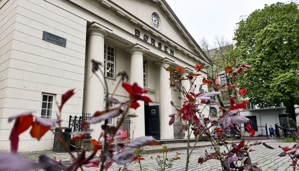Man skal rapportere rettidig når man er børsnotert her, ellers kan det vanke overtredelsesgebyr. Inngangspartiet til Oslo Børs fotografert 28. april 2025.
