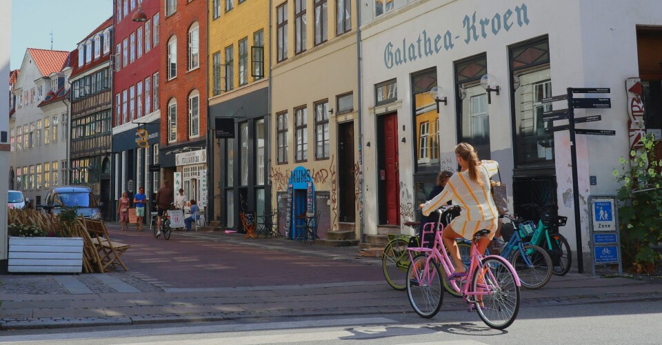 «Sykkelbokholderi» skal ikke lenger være så vanlig i Danmark som det var for noen år siden, så kanskje er dette bare en helt vanlig privatperson på vei til jobb.