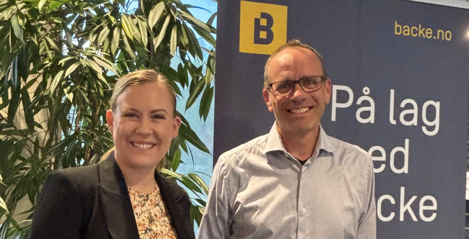 Barne- og familieminister Lene Vågslid besøkte bærekraftsdirektør Tom Ivar Myhre i Backe, som delte konsernets erfaringer med åpenhetsloven.