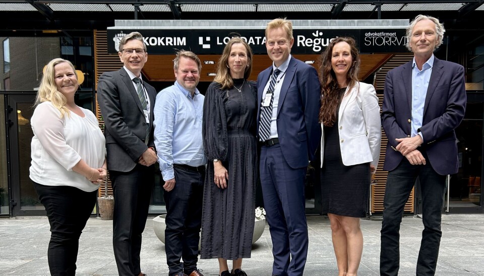 Justis- og beredskapsminister Astri Aas-Hansen (midten) møtte arbeidsgruppen da de hadde sitt første møte. Gruppen består av (fra venstre) Janne Sofie Holen (Finanstilsynet), Gunnar Holm Ringen (Økokrim og arbeidsgruppas leder), Tor Ivar Grina (Skatteetaten), Pål Lønseth (Sjef Økokrim), Hanne Nordskog-Inger (Eiendom Norge) og Atle Roaldsøy (Finans Norge). Jens Erik Holmås (Skatteetaten) er også medlem av arbeidsgruppen, men er ikke på bildet.
