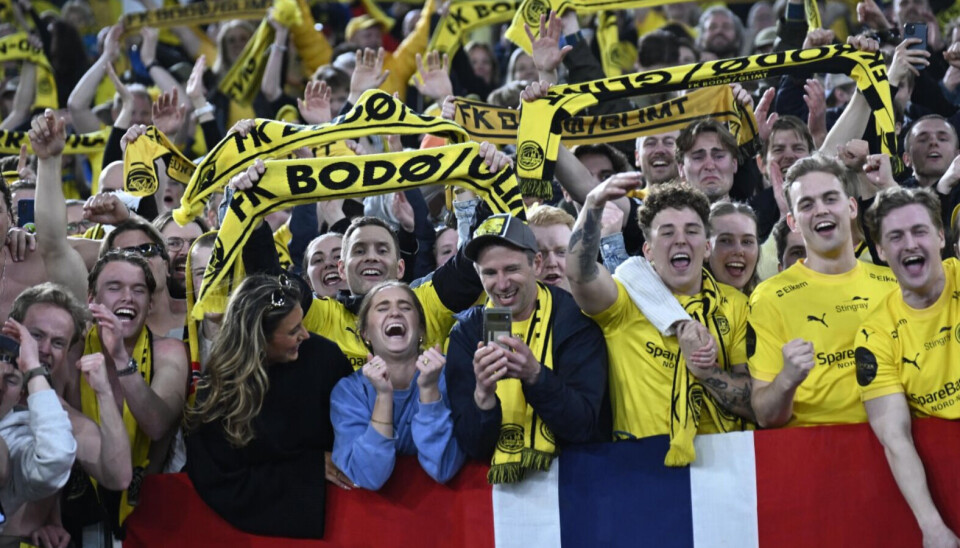UEFA har ilagt FK Bodø/Glimt en bot på en halv million euro etter at klubben leverte «ufullstendig finansiell rapportering» for regnskapsåret 2023. Her: Fotballsupportere feirer Bodø/Glimt.