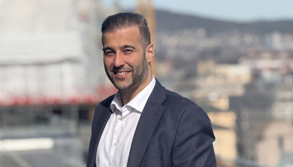 EY-sjef Arbab Dar lar konkurrentene fisjonere i fred og ro – men følger nøye med.