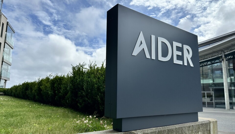 Aider-skiltet står støtt utenfor selskapets kontorer i Larvik.