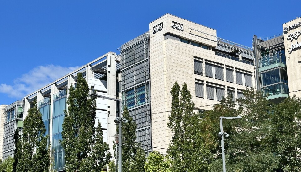 Illustrasjonsfoto av fasaden til KPMGs kontorer i Bjørvika i Oslo, tatt i august 2025 (ny logo).