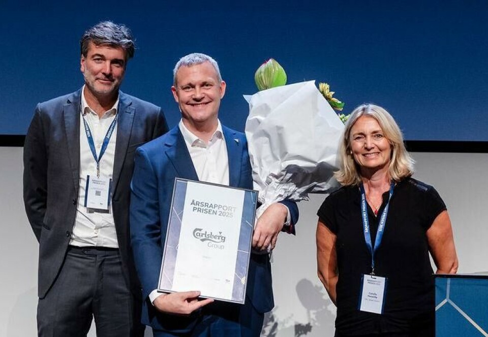 Prisen ble overrakt Carlsbergs Head of Group Accounting and Controlling, Andreas Mailand (i midten), av Emil Fannikke Kiær i Dansk Industri og Camilla Hesselby i FSR – danske revisorer.