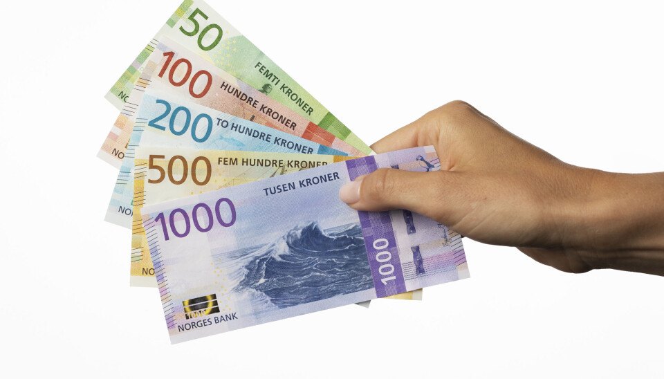 Det er store faste kostnader knyttet til kontantbetalinger og kontantinfrastruktur, og når bruken går ned så mye som den har gjort i årene siden 2013, er det naturlig at kostnaden per innskudd og uttak øker, skriver Norges Bank.