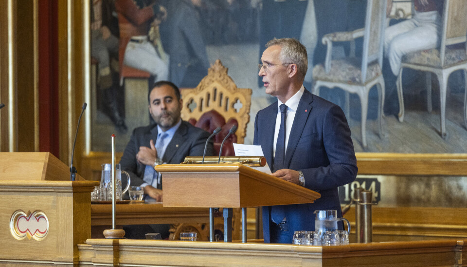 Finansminister Jens Stoltenberg under fremleggelsen av Regjeringens forslag til statsbudsjett for 2026 i Stortinget. Til venstre stortingspresident Masud Gharahkhani.