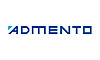 Admento-logo i blått på hvit bakgrunn.
