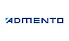 Admento-logo i blått på hvit bakgrunn.